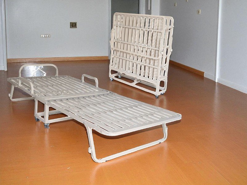 Giường sắt xếp có bánh xe