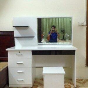 Các chị em có nên sử dụng bàn trang điểm nhựa hay không?