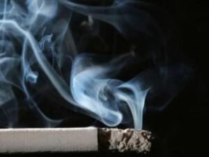 Cách tẩy mùi khói thuốc lá hiệu quả