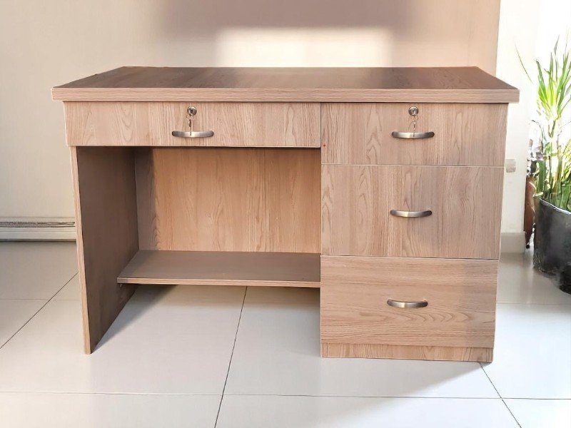 4 Cách bảo quản bàn làm việc gỗ luôn như mới qua thời gian 2 Cách bảo quản bàn làm việc gỗ