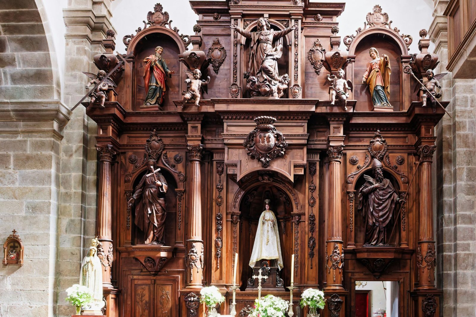 7 Lưu Ý Phong Thủy Cho Tủ Thờ 1 A wooden alter in a church with statues on it