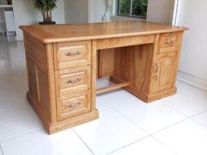 Mẫu bàn làm việc giám đốc