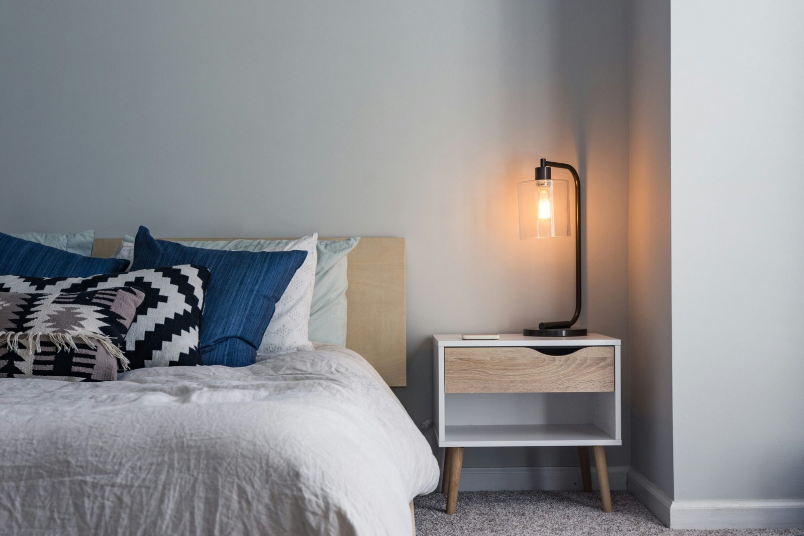 5 Cách Bảo Quản Giường Ngủ Luôn Mới 1 black table lamp on nightstand