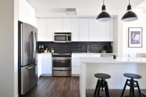4 Bước Sử Dụng Đồ Gia Dụng Đúng Cách 1 gray steel 3-door refrigerator near modular kitchen