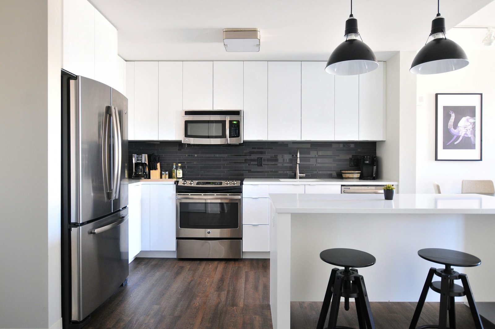4 Bước Sử Dụng Đồ Gia Dụng Đúng Cách 1 gray steel 3-door refrigerator near modular kitchen