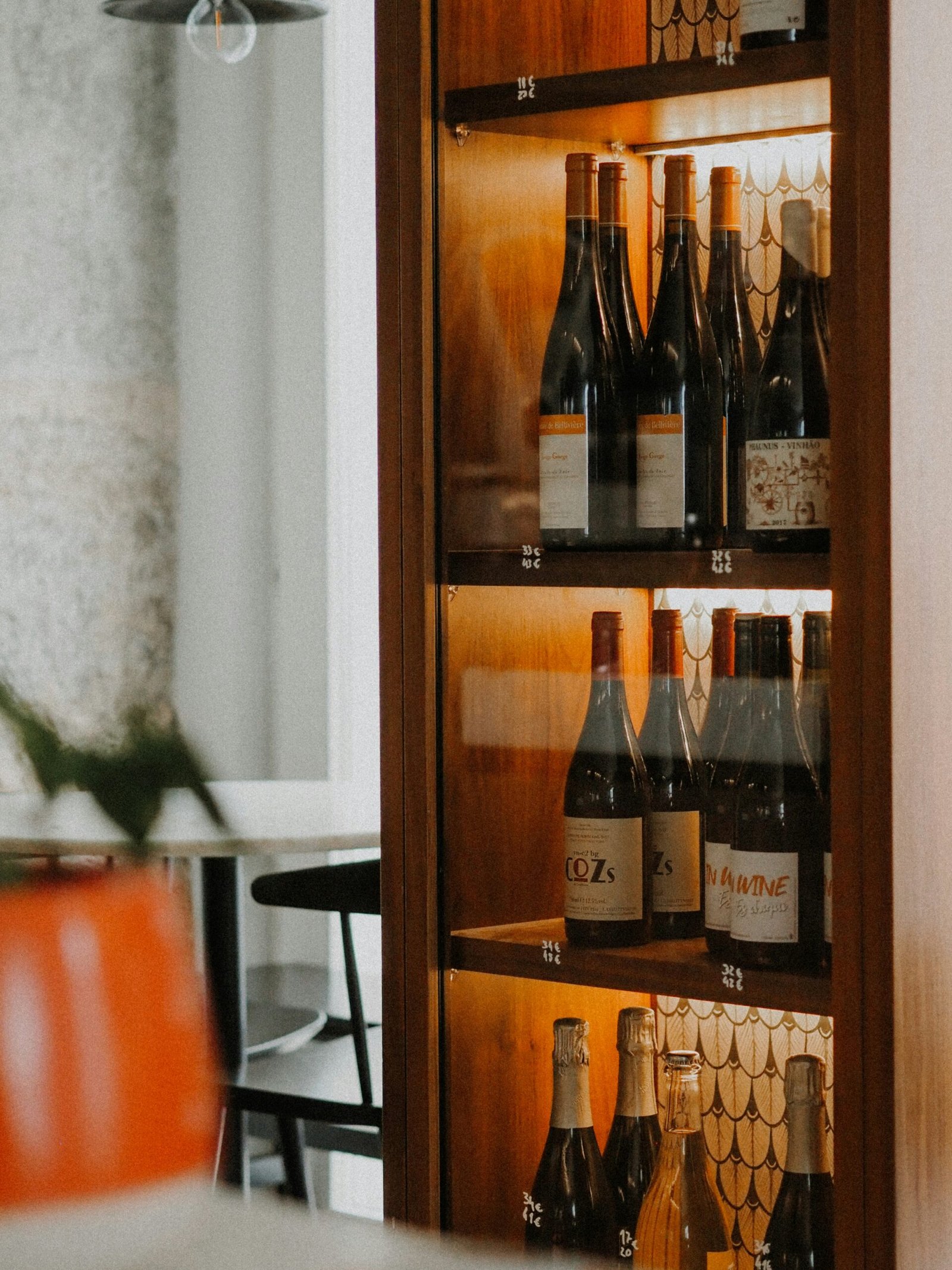 5 Nguyên Tắc Trưng Bày Tủ Rượu Đẹp 1 wine bottles on brown wooden shelf